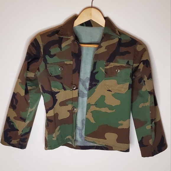 Camouflage Short Button-Up Jacket with Flapped Pockets - Picture 7 of 12